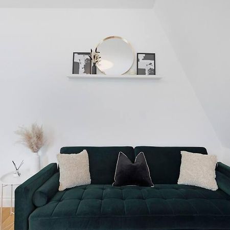 Roomy One Bed Loft Apartment Бишъпс Стортфорд Екстериор снимка
