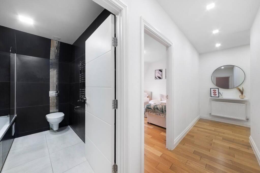 Roomy One Bed Loft Apartment Бишъпс Стортфорд Екстериор снимка