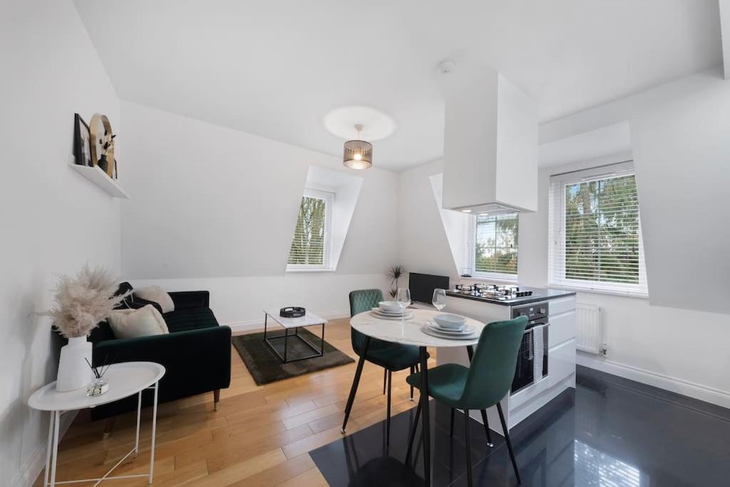 Roomy One Bed Loft Apartment Бишъпс Стортфорд Екстериор снимка