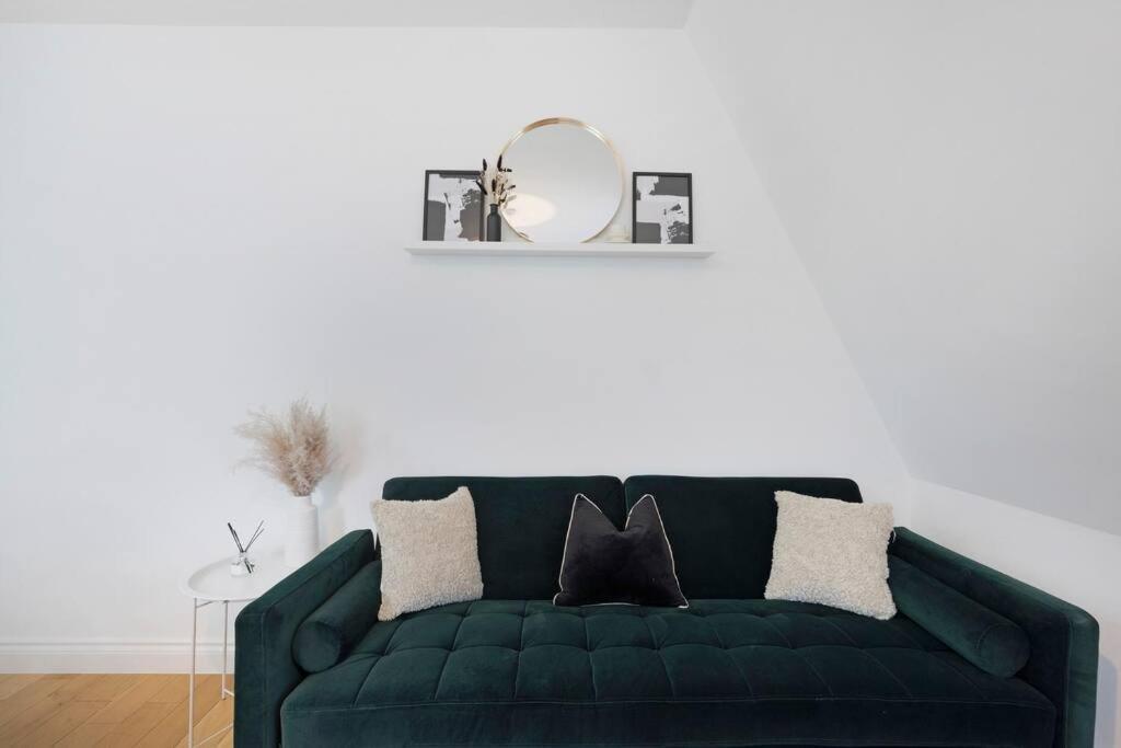 Roomy One Bed Loft Apartment Бишъпс Стортфорд Екстериор снимка