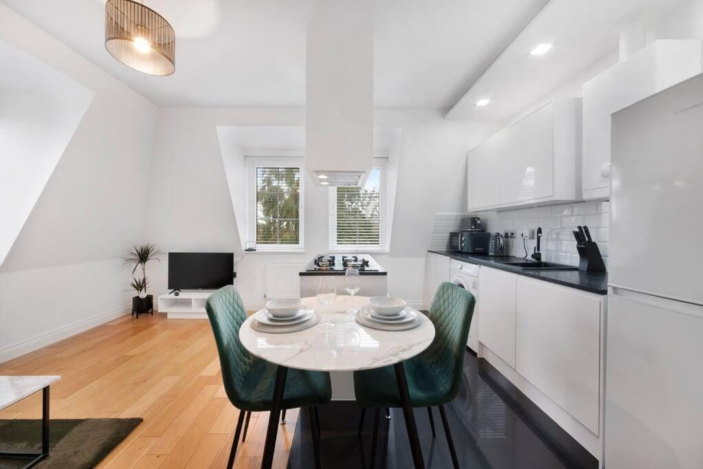 Roomy One Bed Loft Apartment Бишъпс Стортфорд Екстериор снимка