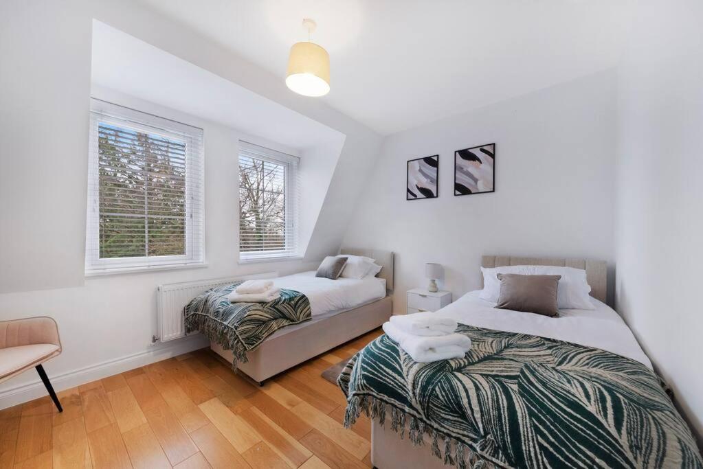 Roomy One Bed Loft Apartment Бишъпс Стортфорд Екстериор снимка